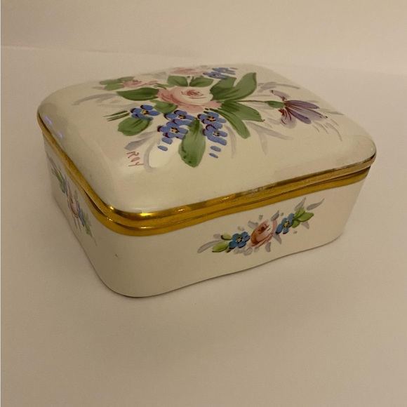 CARLIN COMFORTS VINTAGE PORCELAIN TRINKET BOX - Picture 2 of 10